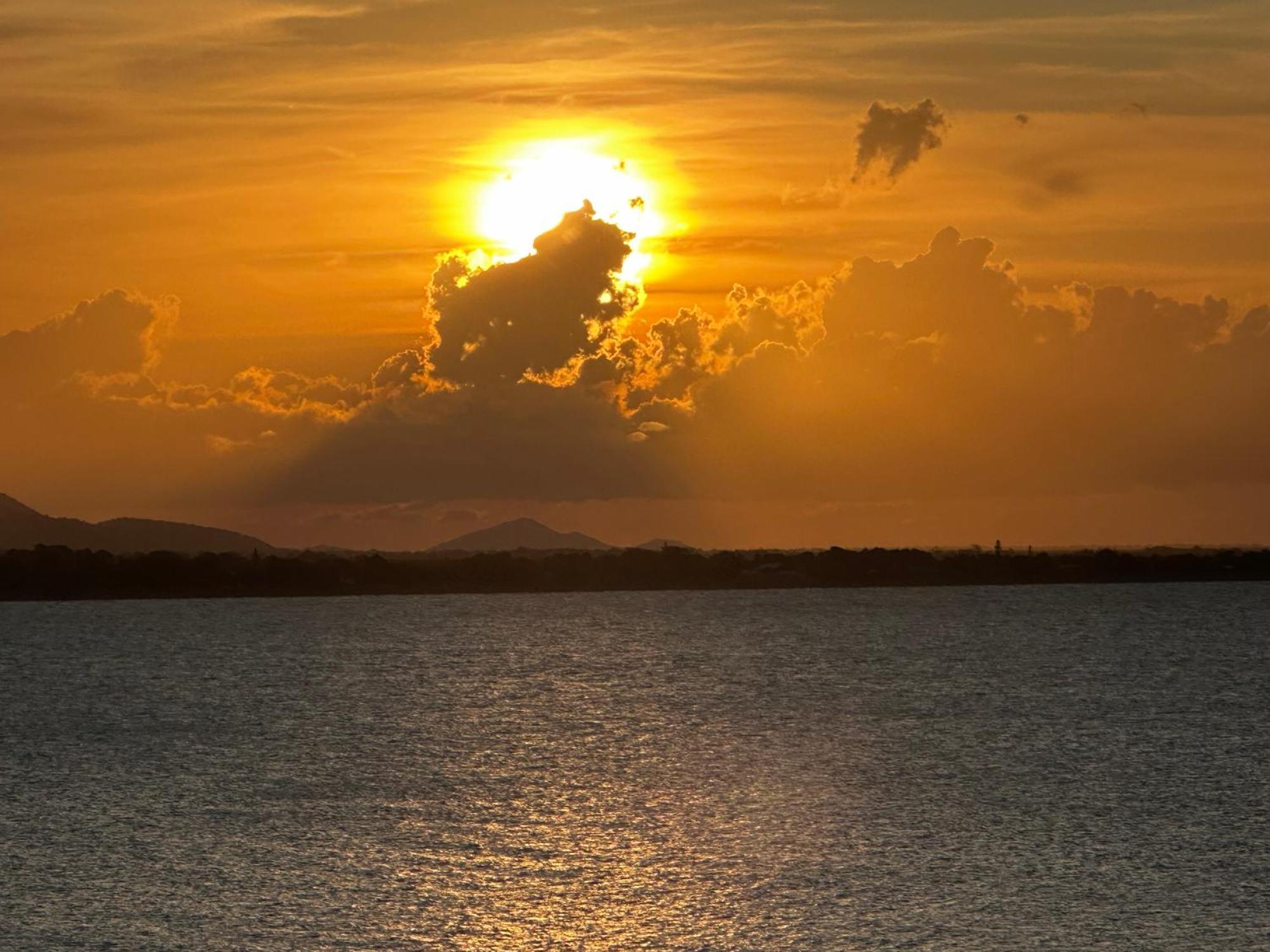 Coral Cove Apartments - Absolute Beachfront Resort Bowen Esterno foto