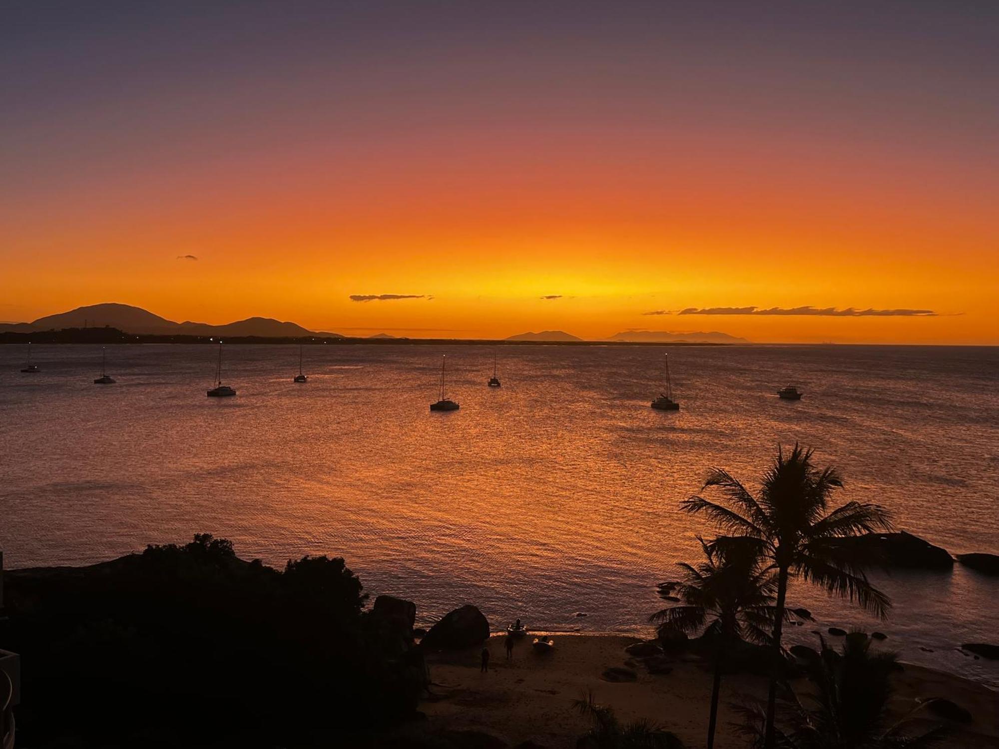 Coral Cove Apartments - Absolute Beachfront Resort Bowen Esterno foto