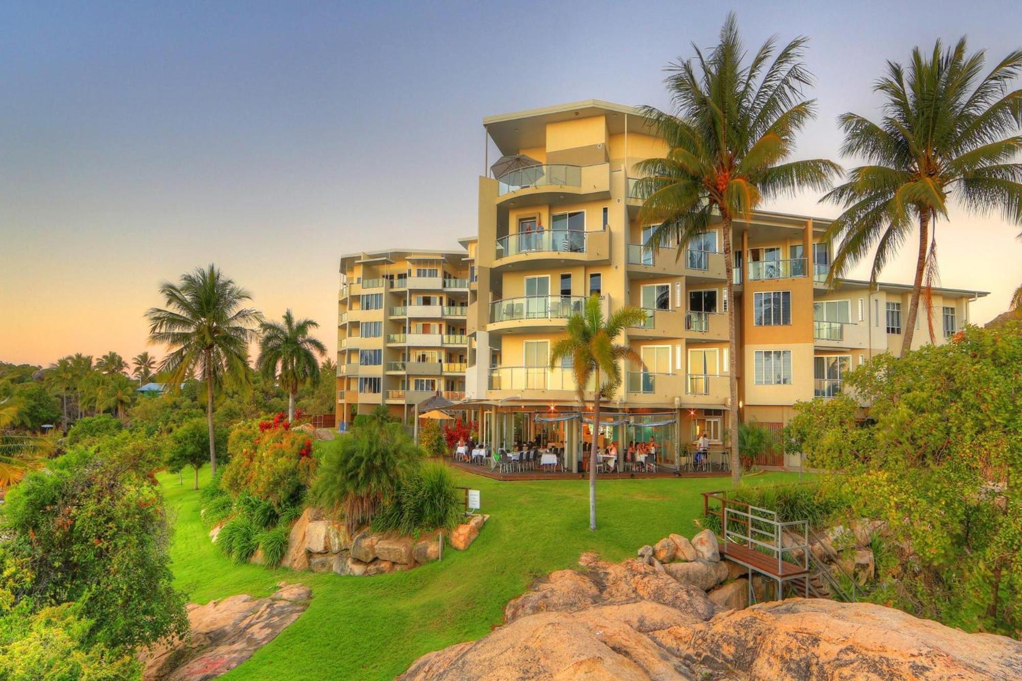 Coral Cove Apartments - Absolute Beachfront Resort Bowen Esterno foto