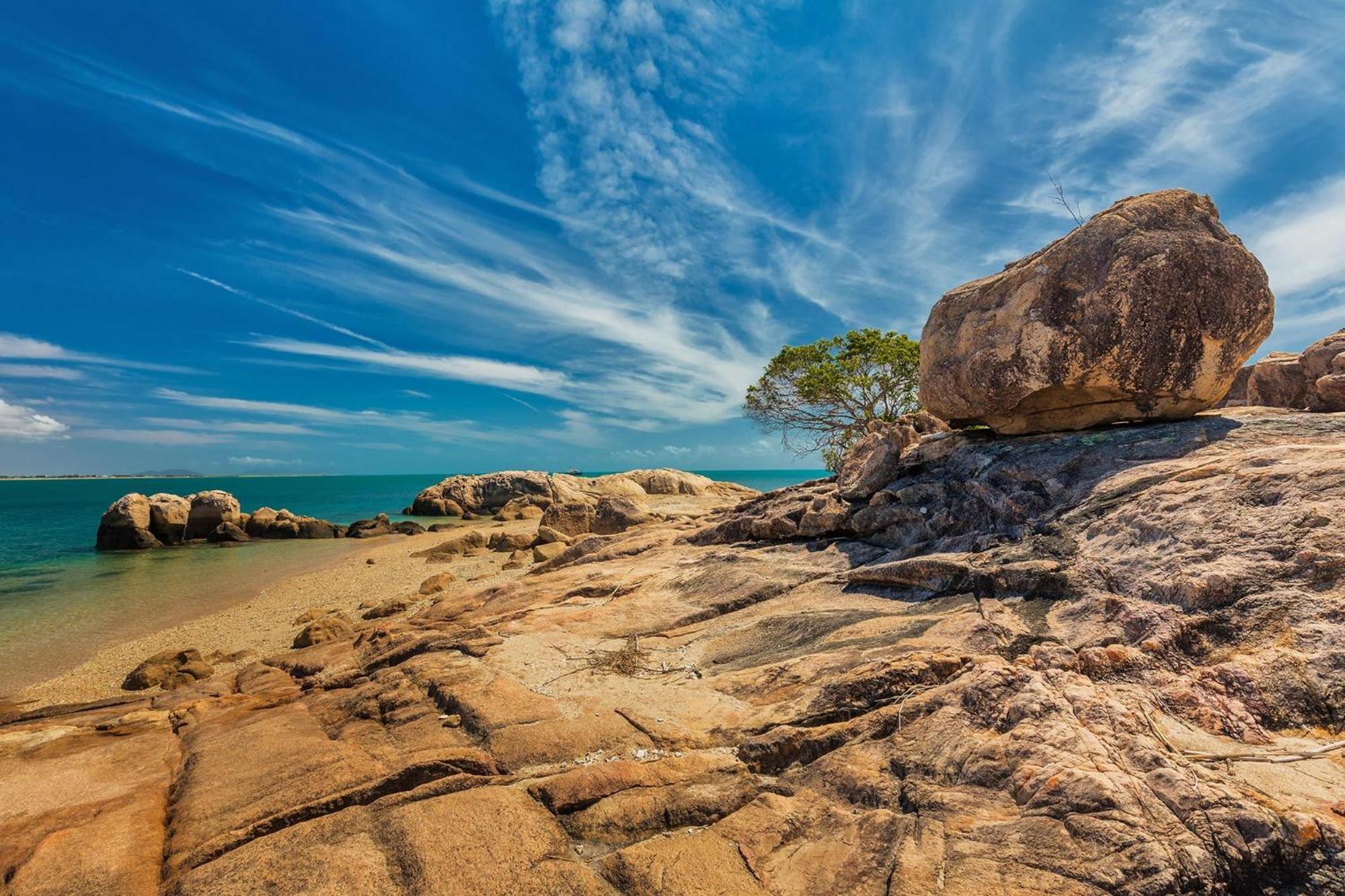 Coral Cove Apartments - Absolute Beachfront Resort Bowen Esterno foto