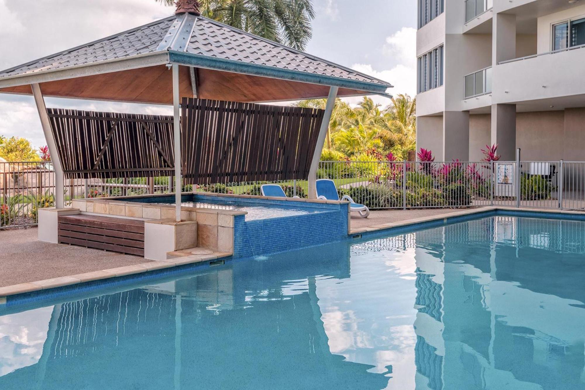 Coral Cove Apartments - Absolute Beachfront Resort Bowen Esterno foto