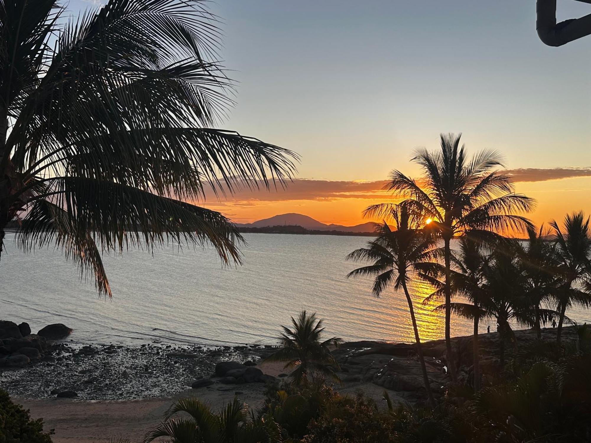 Coral Cove Apartments - Absolute Beachfront Resort Bowen Esterno foto