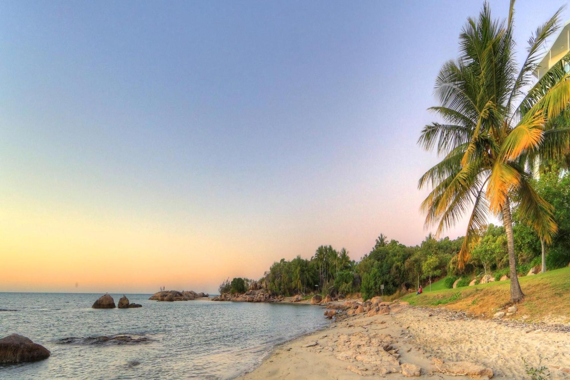 Coral Cove Apartments - Absolute Beachfront Resort Bowen Esterno foto