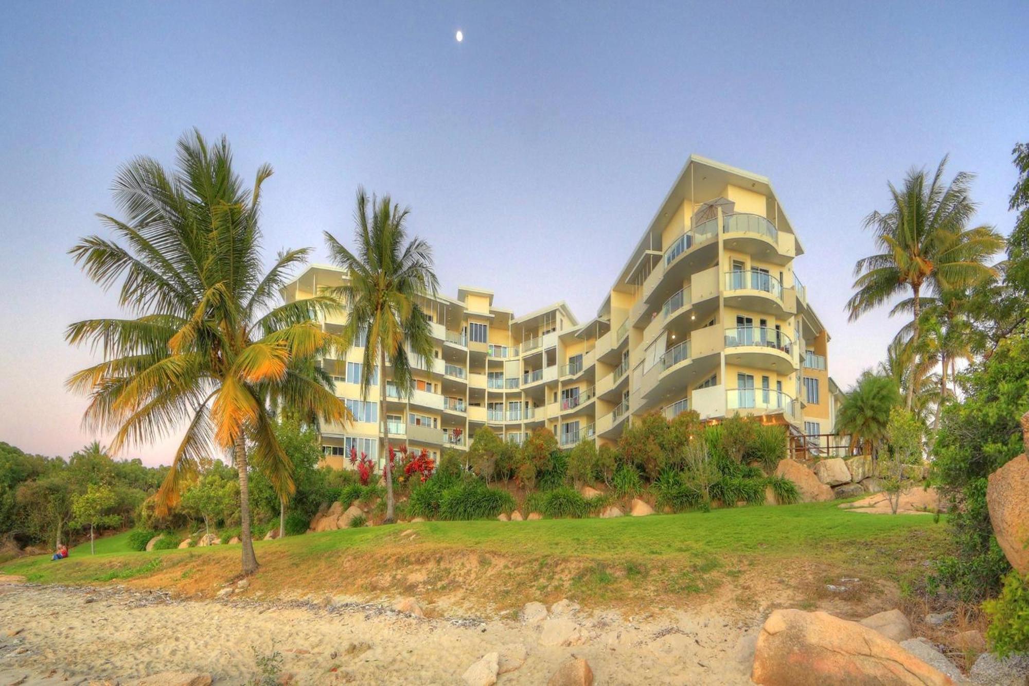 Coral Cove Apartments - Absolute Beachfront Resort Bowen Esterno foto