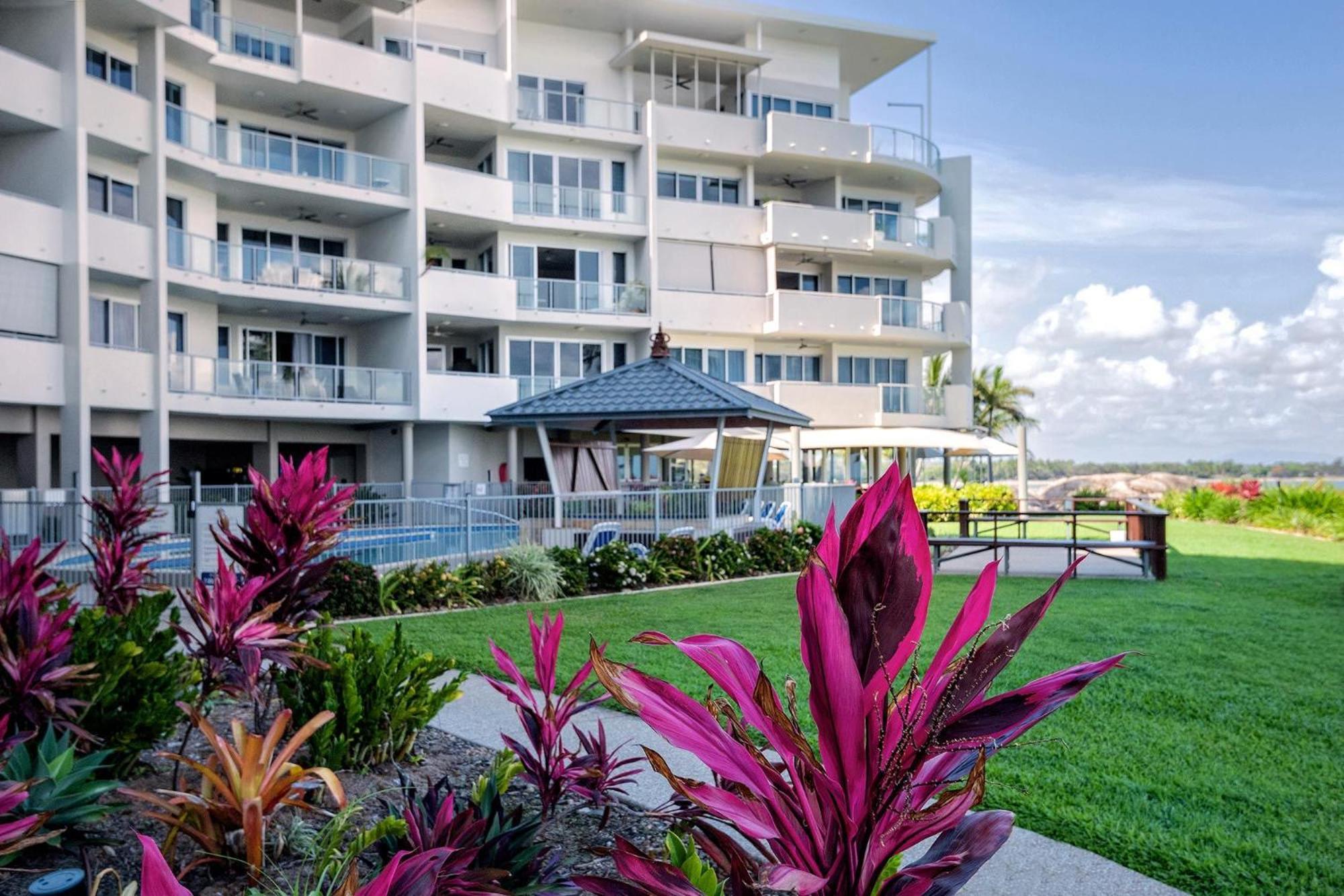 Coral Cove Apartments - Absolute Beachfront Resort Bowen Esterno foto