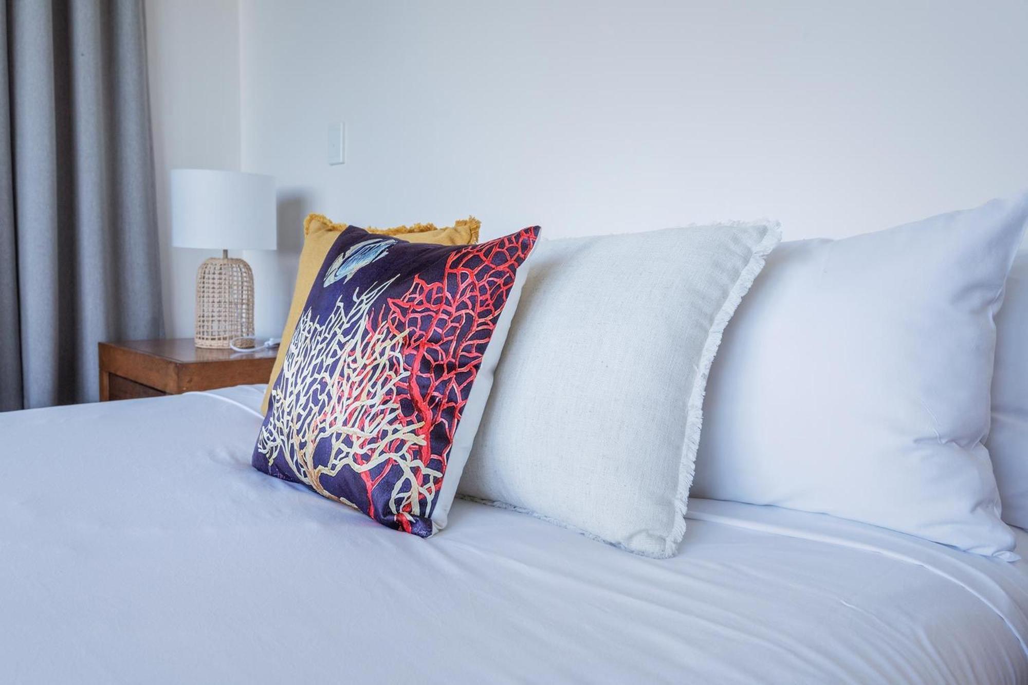 Coral Cove Apartments - Absolute Beachfront Resort Bowen Esterno foto