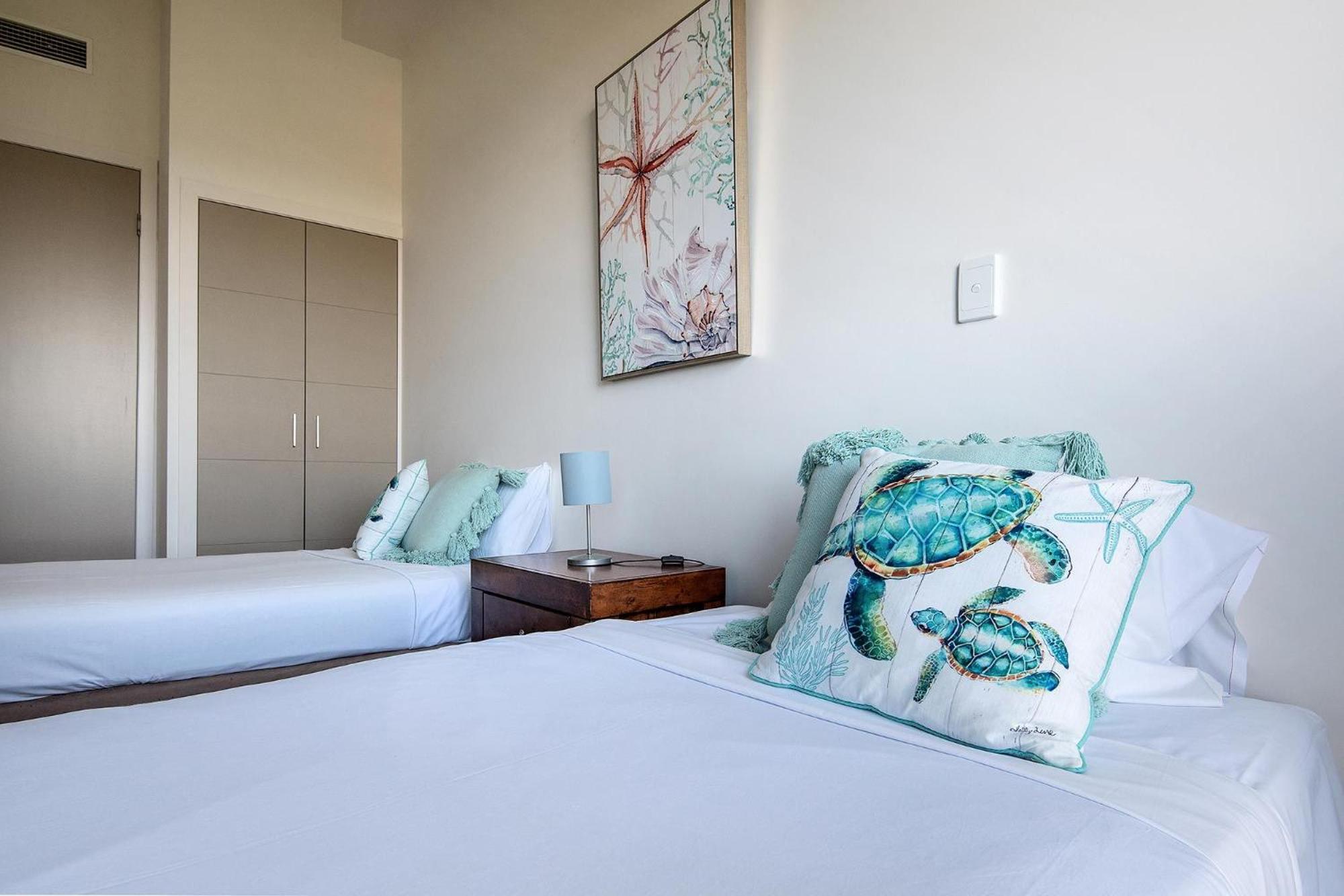 Coral Cove Apartments - Absolute Beachfront Resort Bowen Esterno foto