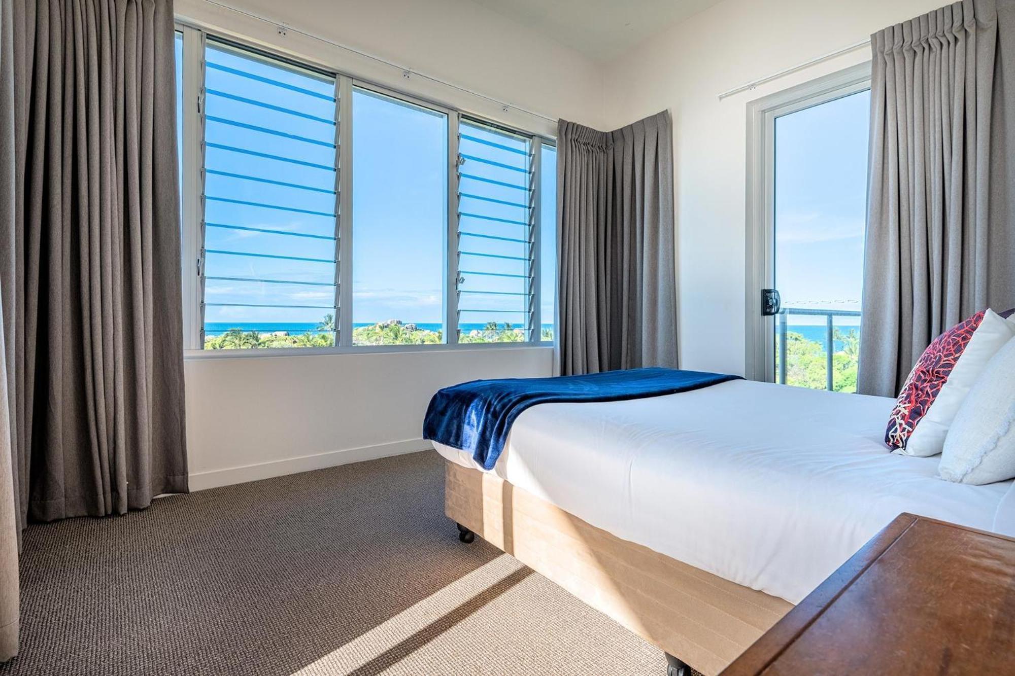 Coral Cove Apartments - Absolute Beachfront Resort Bowen Esterno foto