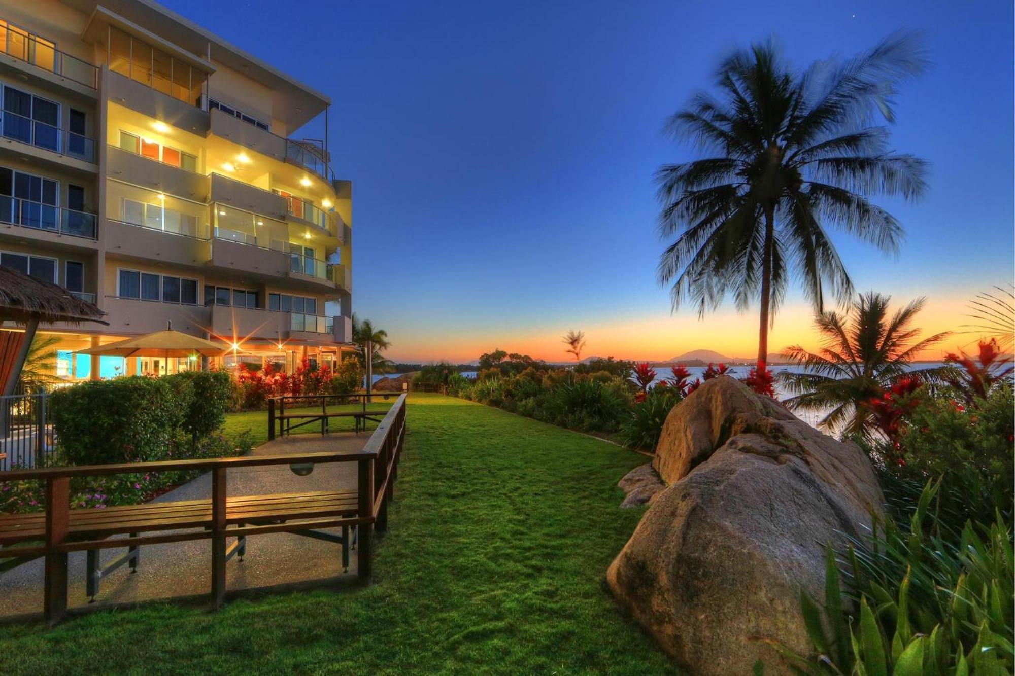 Coral Cove Apartments - Absolute Beachfront Resort Bowen Esterno foto