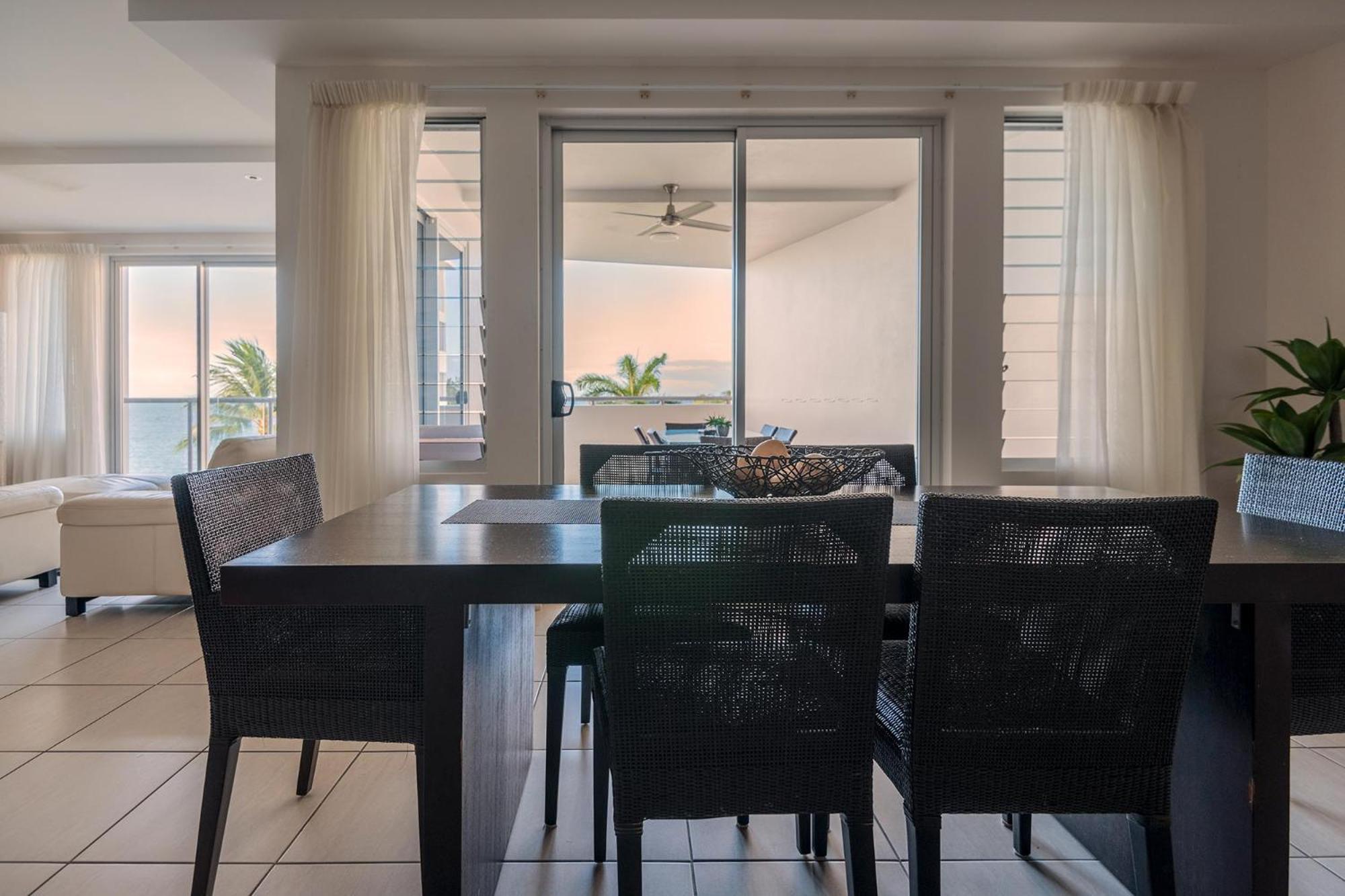 Coral Cove Apartments - Absolute Beachfront Resort Bowen Esterno foto