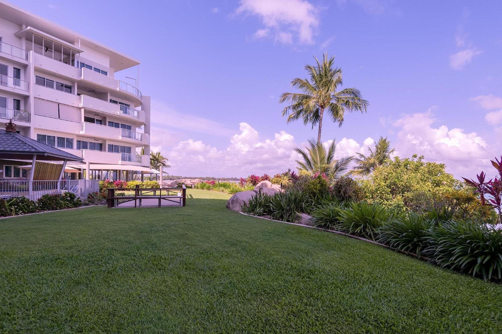 Coral Cove Apartments - Absolute Beachfront Resort Bowen Esterno foto