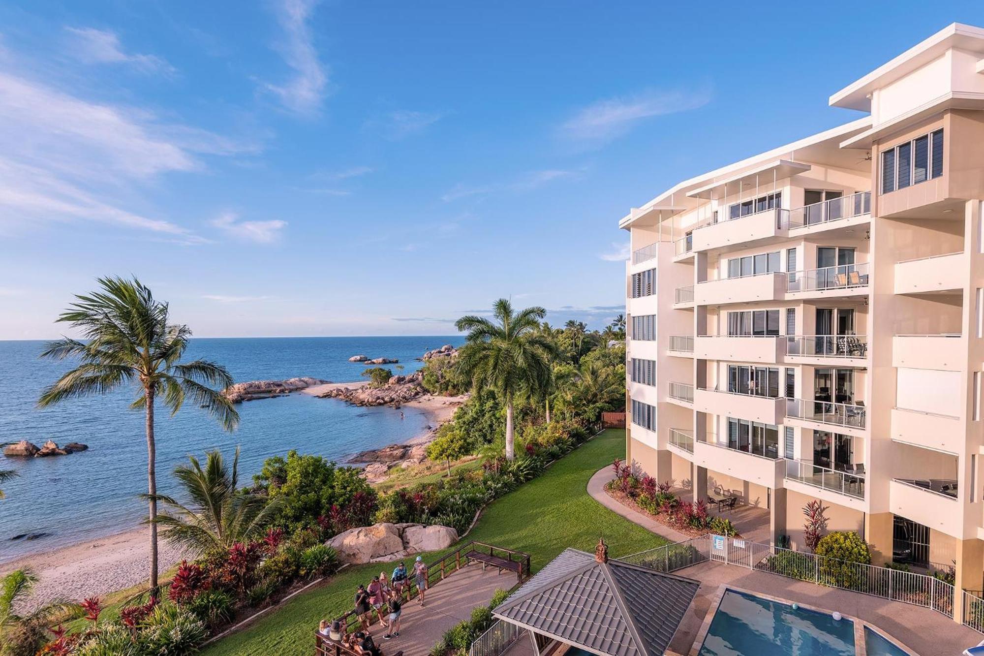 Coral Cove Apartments - Absolute Beachfront Resort Bowen Esterno foto