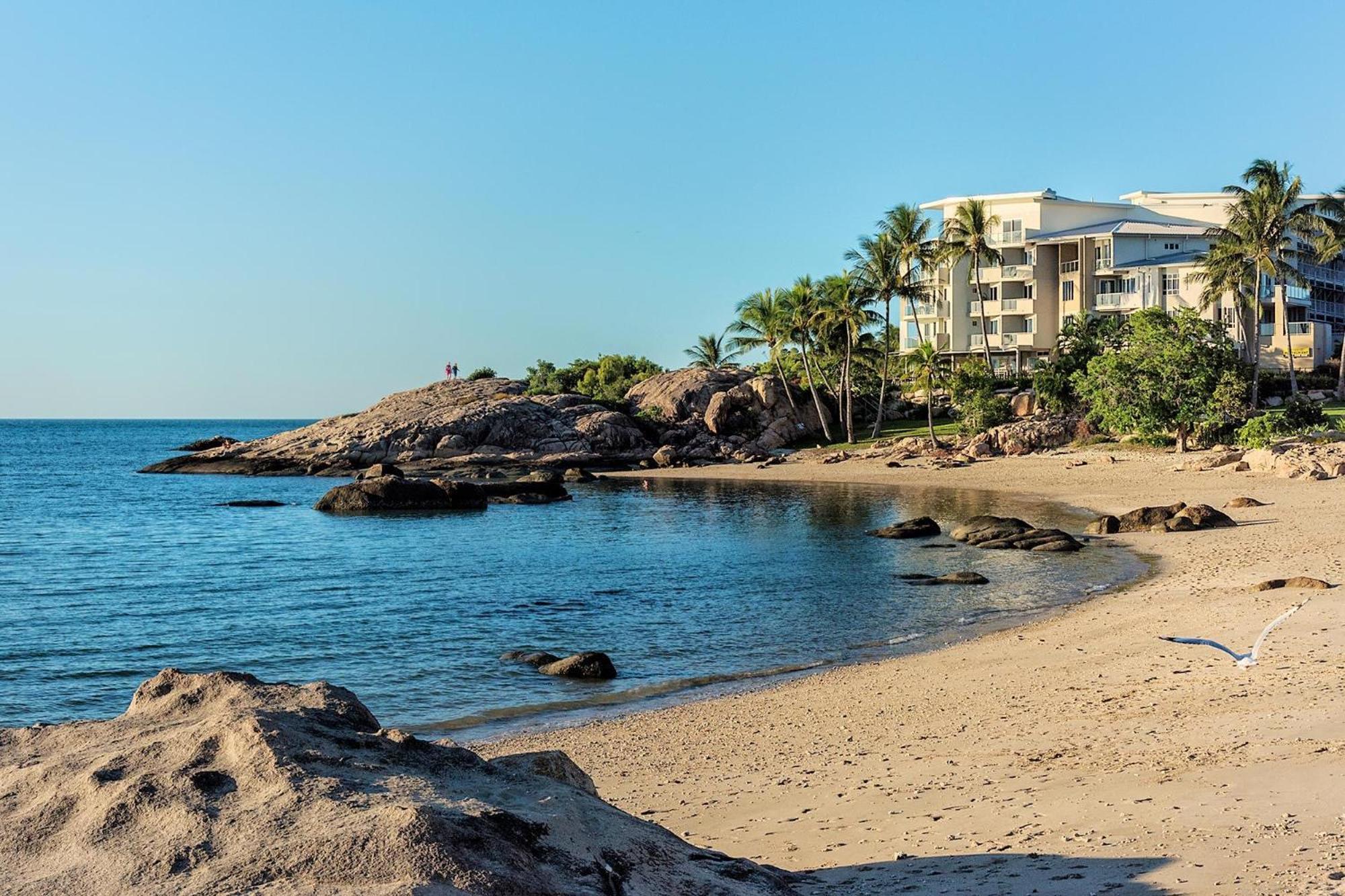 Coral Cove Apartments - Absolute Beachfront Resort Bowen Esterno foto