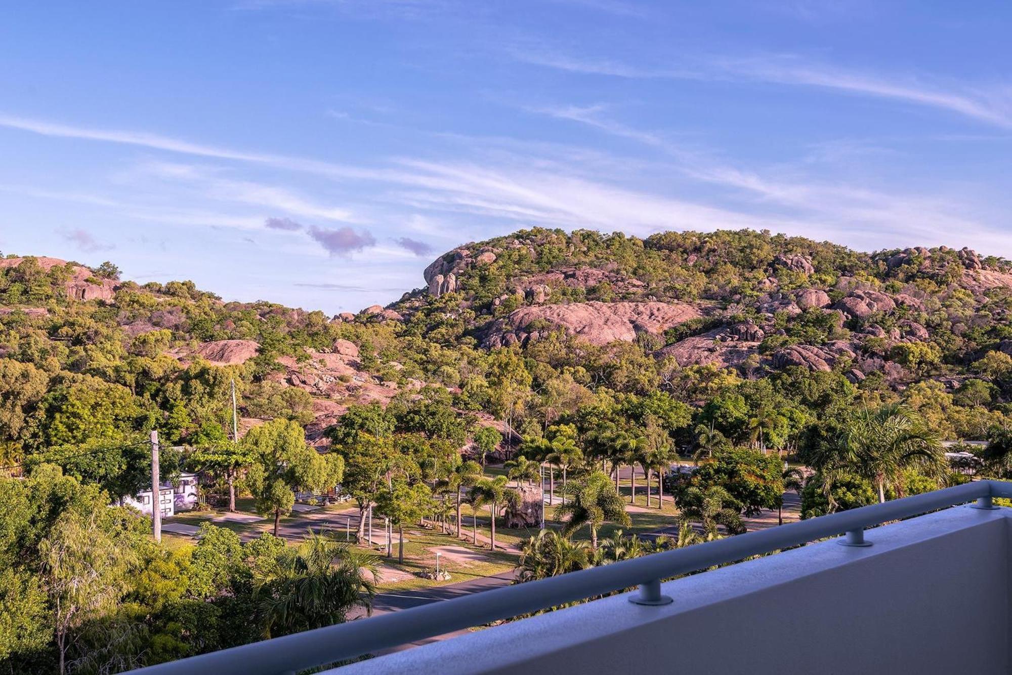 Coral Cove Apartments - Absolute Beachfront Resort Bowen Esterno foto